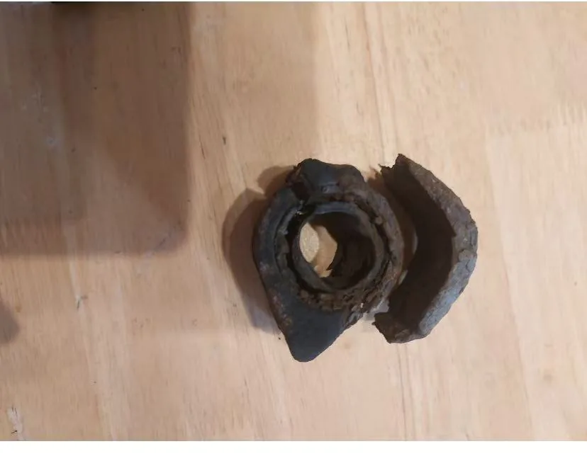 Discontinued Peugeot 406 anti-roll bar bearing clamp, part 5172.41, snapped in two and heavily corroded