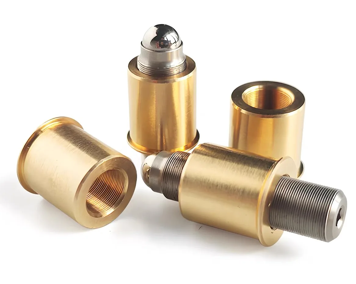 Quatre douilles filetées à pas fin en laiton à collerette, dont deux avec une vis de réglage à bille en inox vissée dedans, sur fond blanc