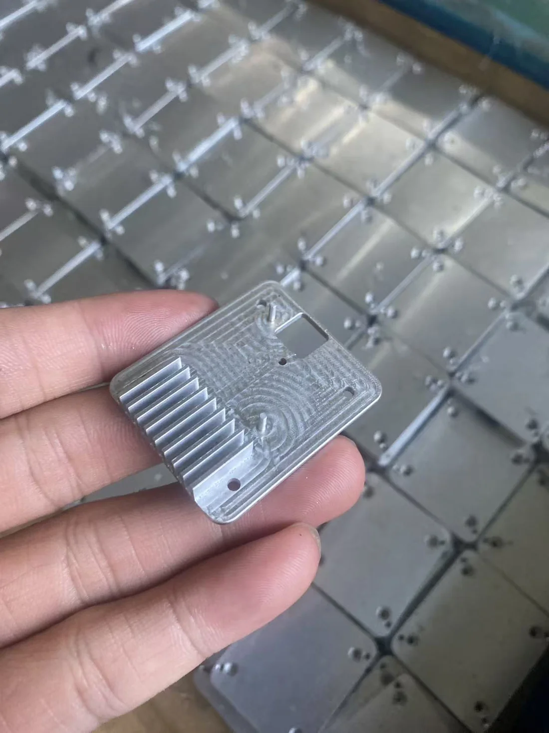 CNC-Aluminium-Kühlkörper für UAV-Elektronik — gefräste Rippen und Platinen-Tasche — EKINSUN