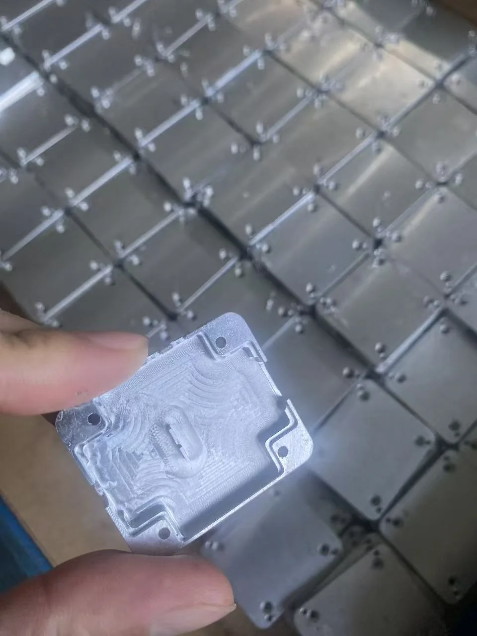 Gefräste Kavität eines Aluminium-Kühlkörper-Gehäuses für Drohnen — EKINSUN