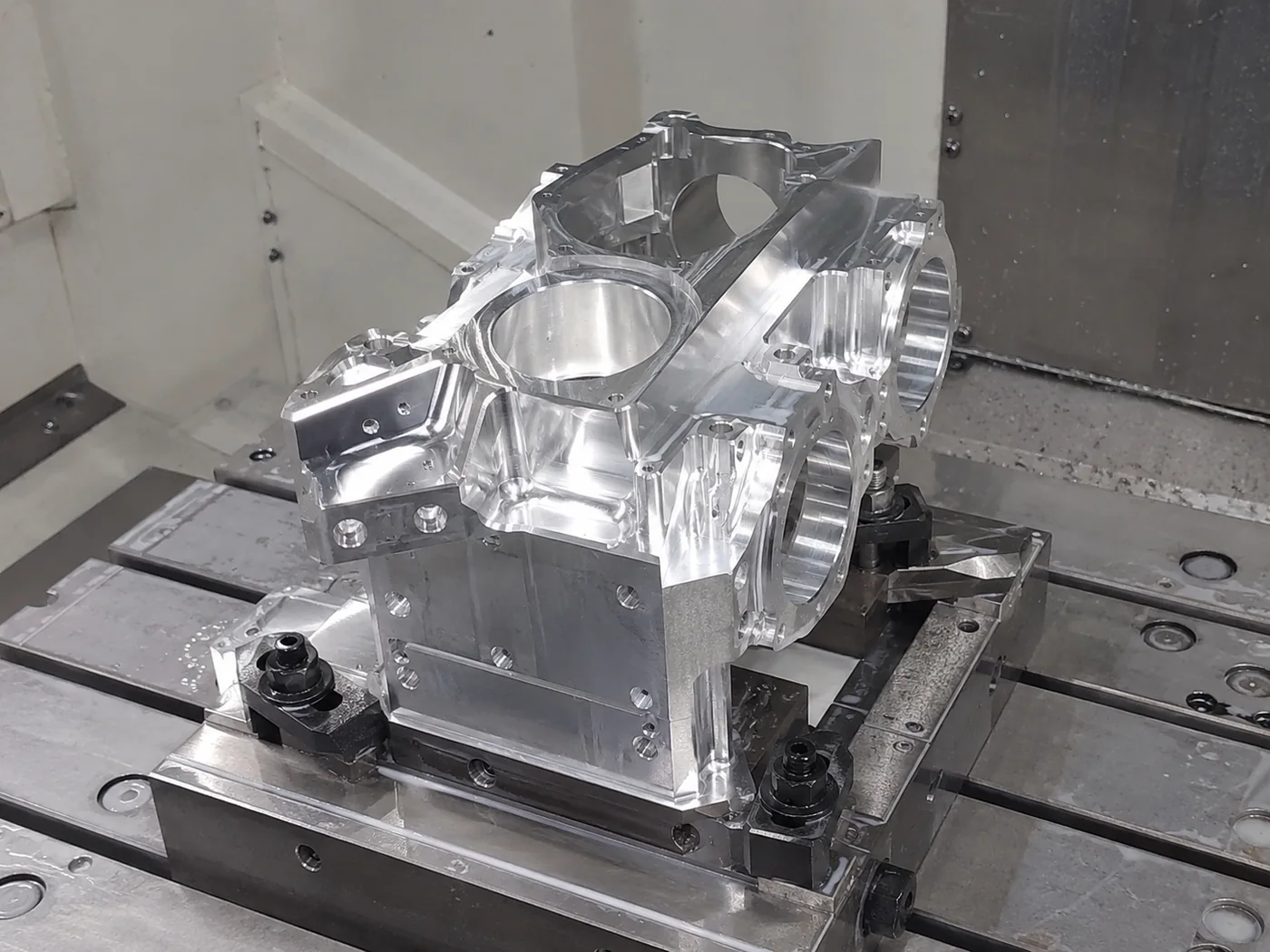 CNC-Frästeil aus Aluminium — komplexes 5-Achs-gefrästes Gehäuse aufgespannt auf dem Bearbeitungszentrum von EKINSUN