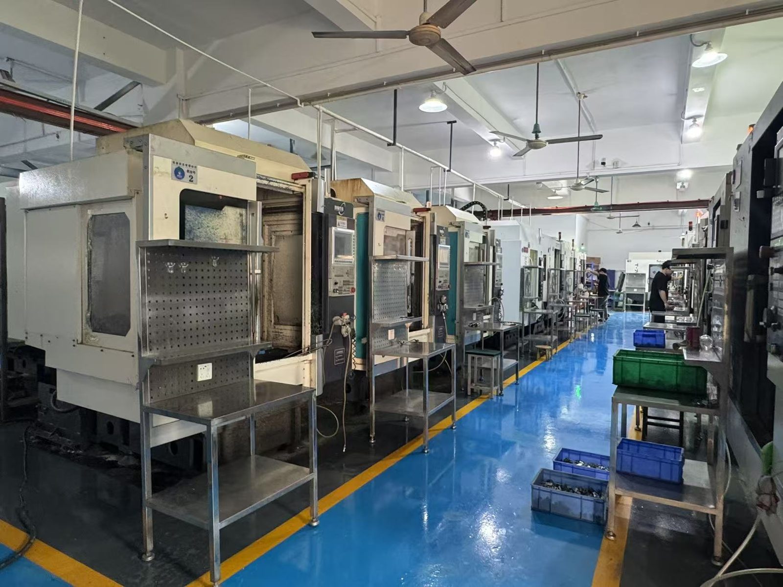 EKINSUN CNC machining workshop in Guangdong China — multiple CNC machining centers in production