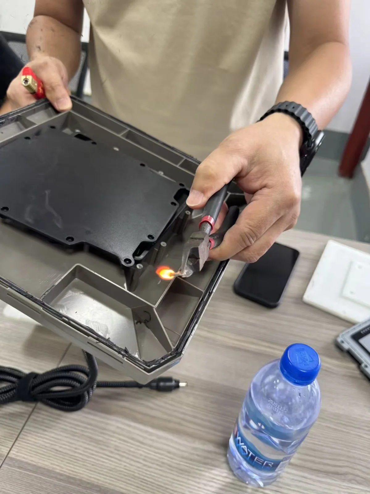Flame test on solar panel enclosure housing edge — EKINSUN fire resistance material qualification